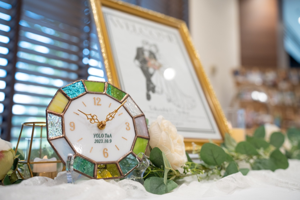 結婚式のウェルカムスペースで、大切なゲストをお出迎えするステンドグラス三連時計【つながる時計】
